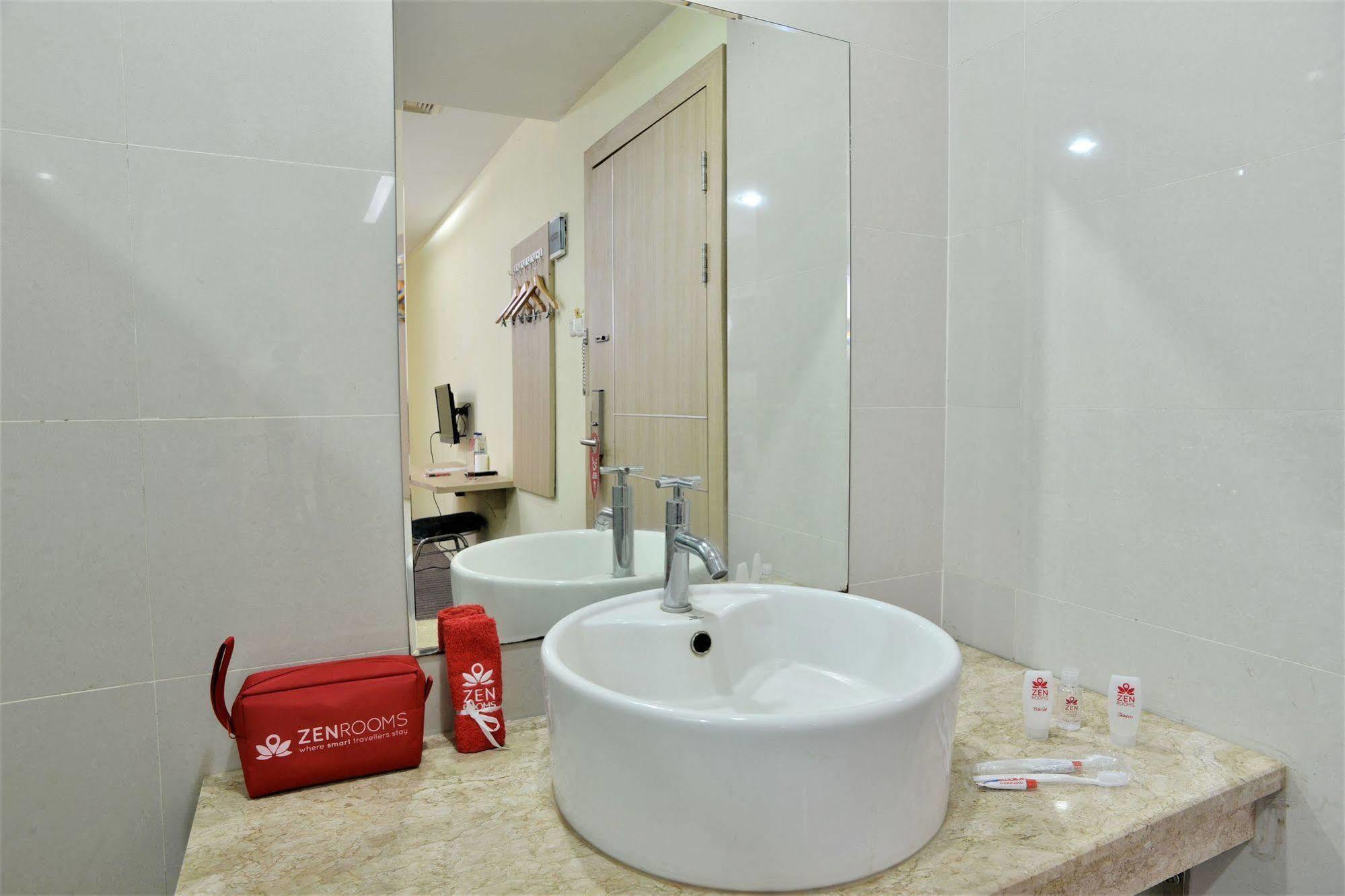 Zen Rooms Rujia Pecenongan จาการ์ตา ภายนอก รูปภาพ